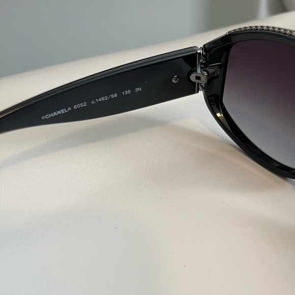 Chanel shield sunglasses with silver chain link - Picture 11 of 12